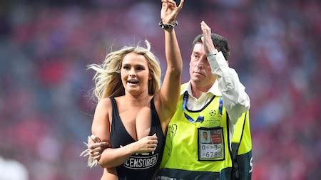 kinsey wolanski topless|NUDITY* Pitch invader Kinsey Wolanski interrupts play during the。